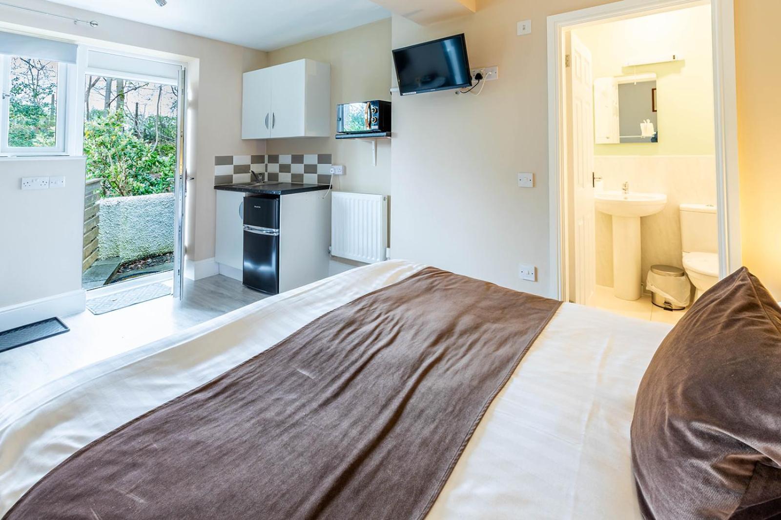 Roger Ground Guest House - With Onsite Car Parking วินเดอร์เมียร์ ภายนอก รูปภาพ