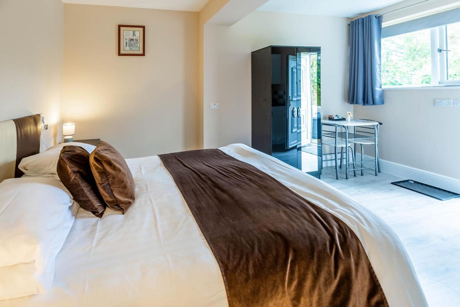 Roger Ground Guest House - With Onsite Car Parking วินเดอร์เมียร์ ภายนอก รูปภาพ