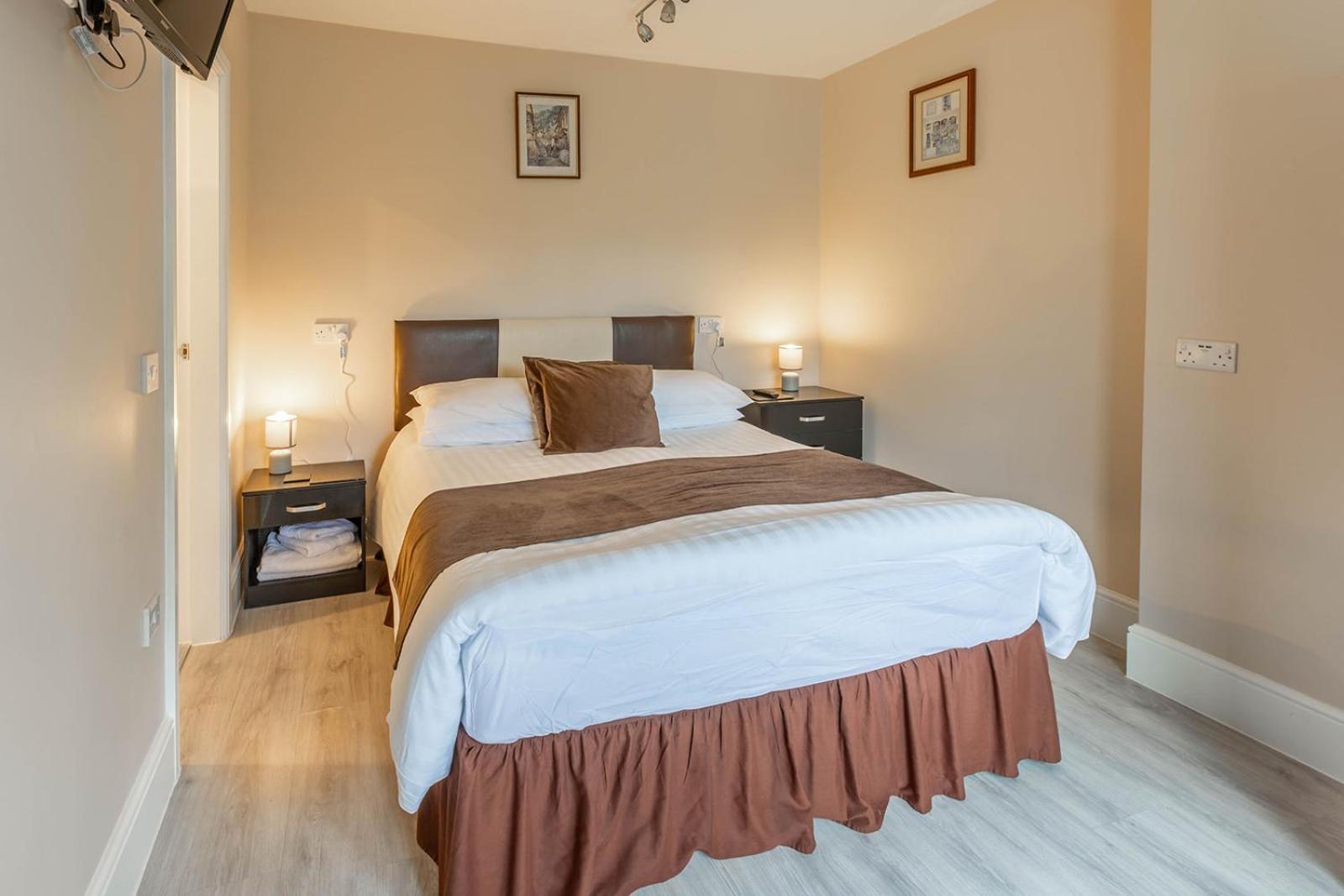 Roger Ground Guest House - With Onsite Car Parking วินเดอร์เมียร์ ภายนอก รูปภาพ