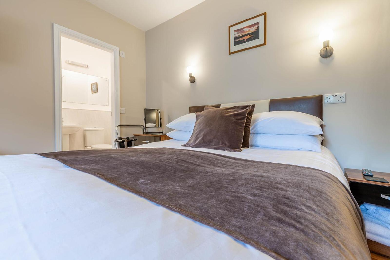 Roger Ground Guest House - With Onsite Car Parking วินเดอร์เมียร์ ภายนอก รูปภาพ