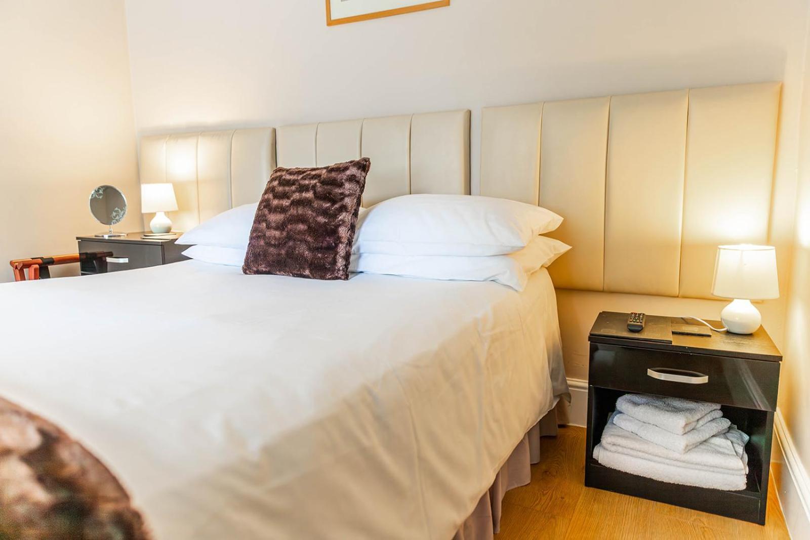 Roger Ground Guest House - With Onsite Car Parking วินเดอร์เมียร์ ภายนอก รูปภาพ