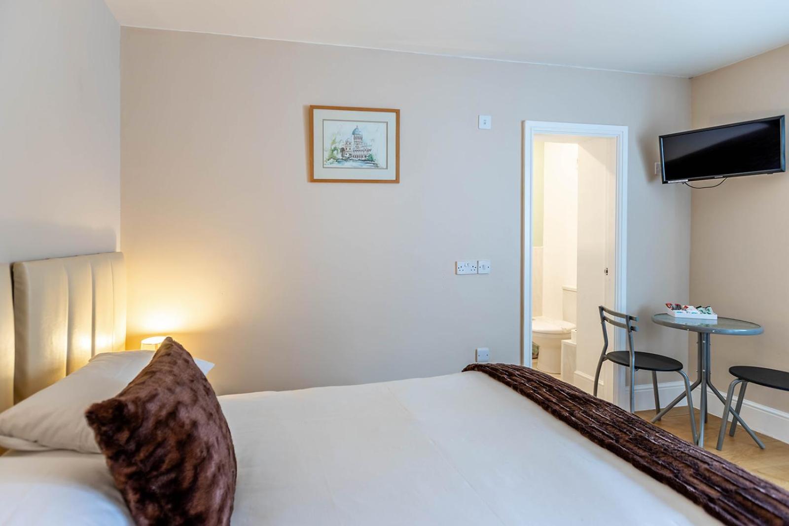 Roger Ground Guest House - With Onsite Car Parking วินเดอร์เมียร์ ภายนอก รูปภาพ