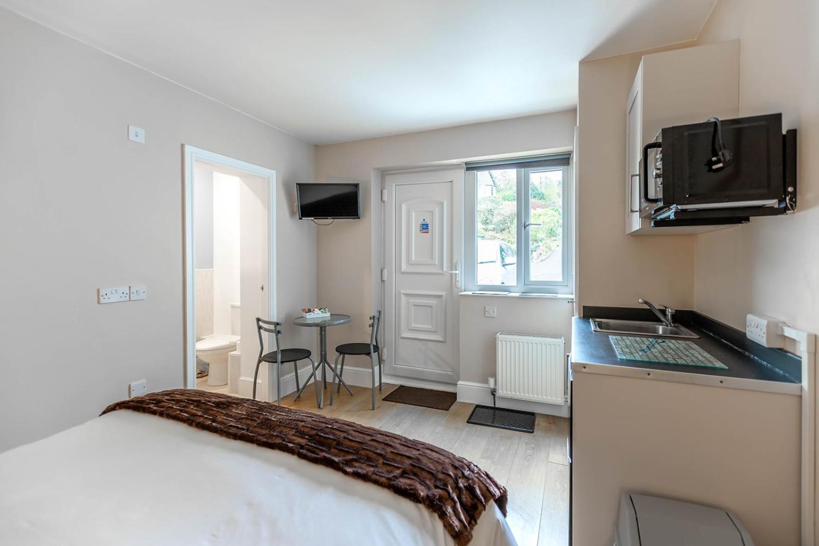 Roger Ground Guest House - With Onsite Car Parking วินเดอร์เมียร์ ภายนอก รูปภาพ