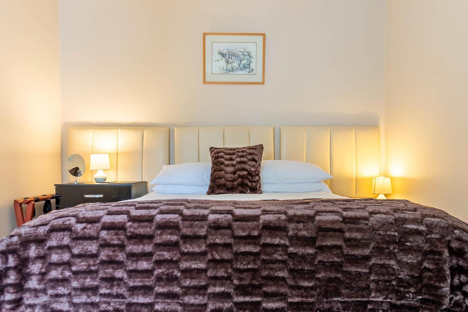 Roger Ground Guest House - With Onsite Car Parking วินเดอร์เมียร์ ภายนอก รูปภาพ