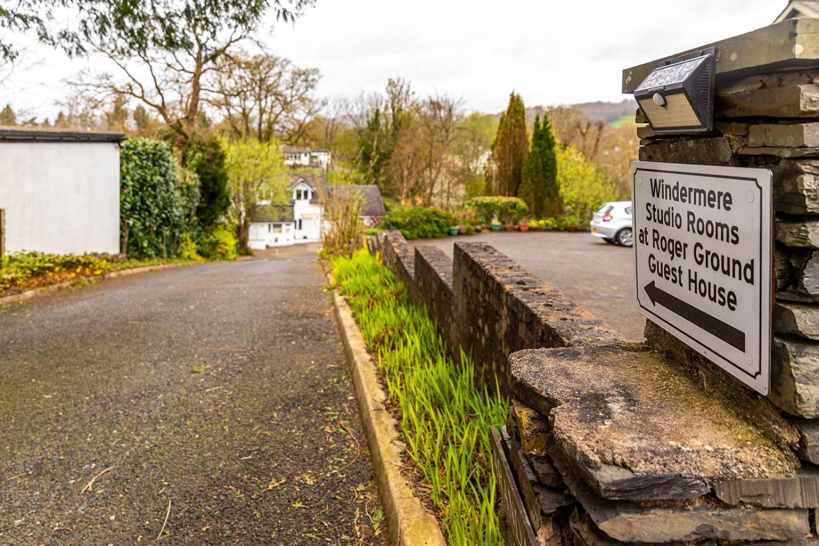 Roger Ground Guest House - With Onsite Car Parking วินเดอร์เมียร์ ภายนอก รูปภาพ