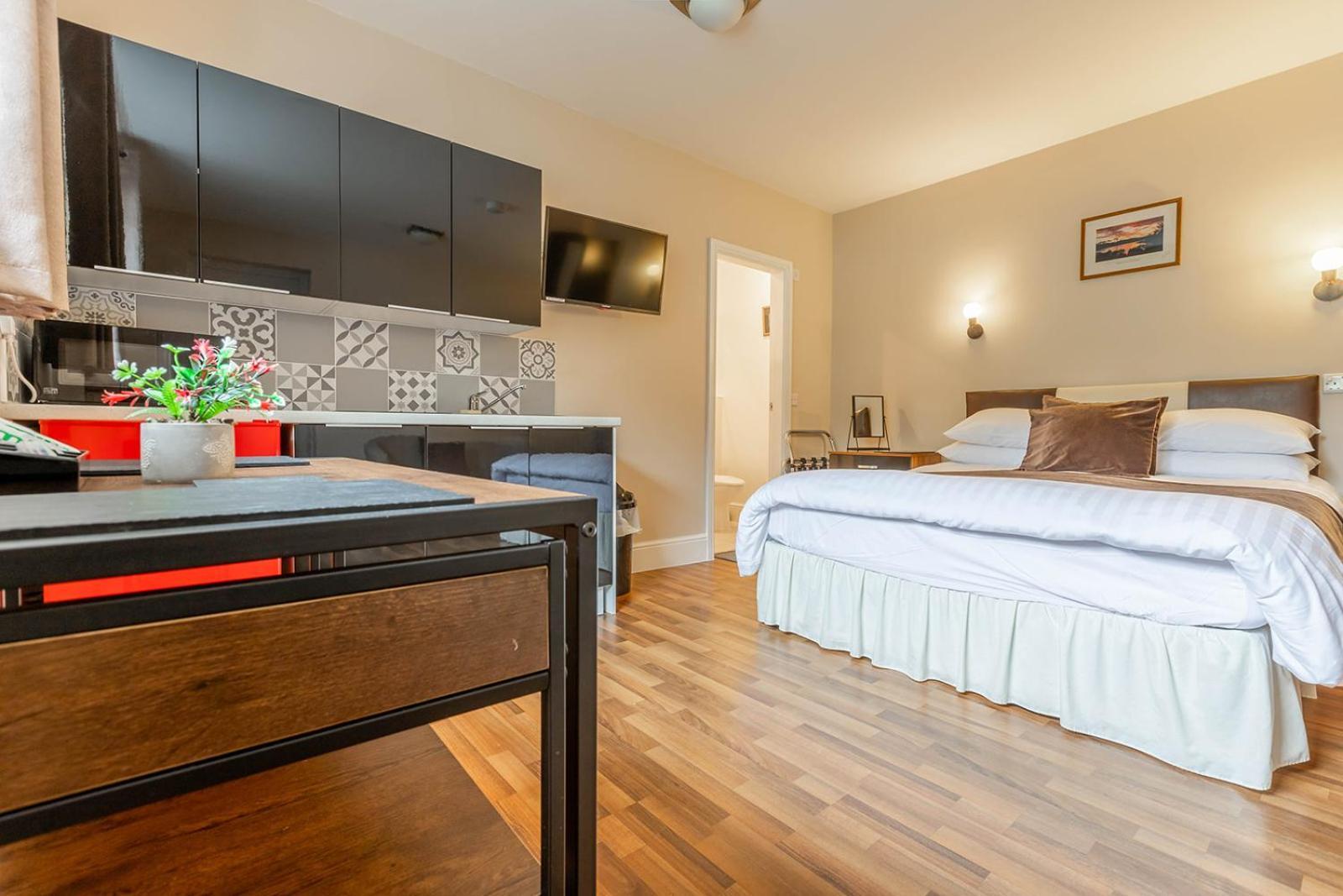 Roger Ground Guest House - With Onsite Car Parking วินเดอร์เมียร์ ภายนอก รูปภาพ