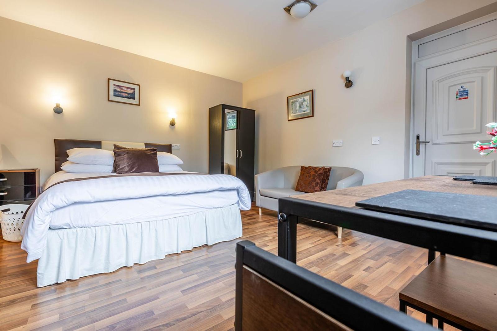 Roger Ground Guest House - With Onsite Car Parking วินเดอร์เมียร์ ภายนอก รูปภาพ