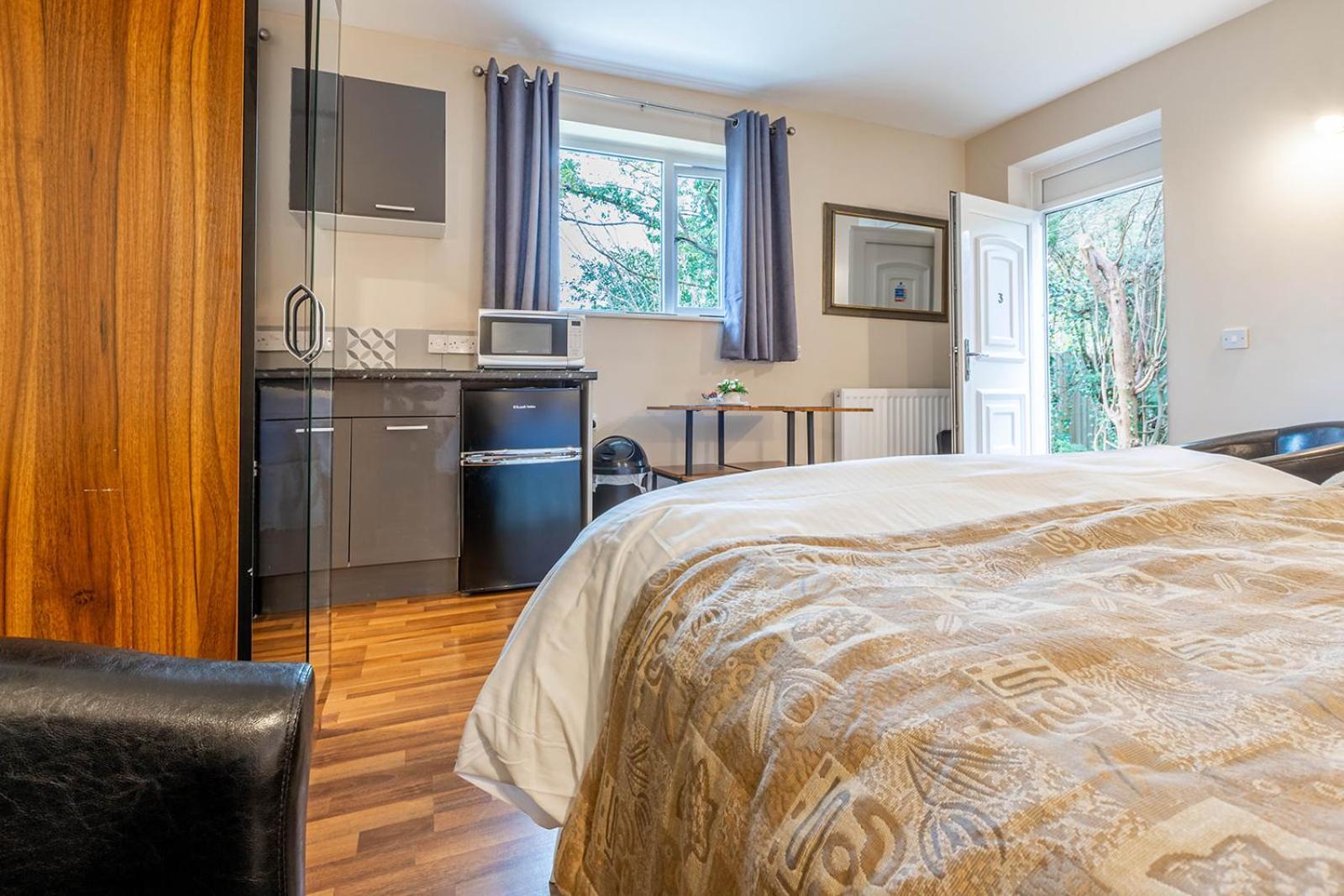 Roger Ground Guest House - With Onsite Car Parking วินเดอร์เมียร์ ภายนอก รูปภาพ
